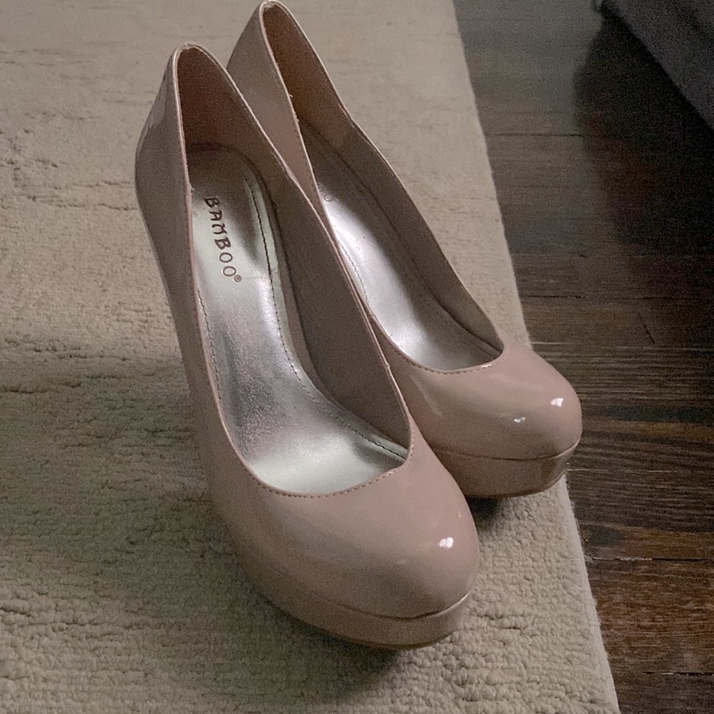 Nude colored 4in pumps